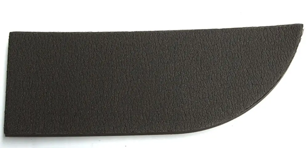 Dichtung in dunkler Farbe mit rauer Oberfläche, geeignet für Anwendungen wie bei Daikin Geräten. Die Form ist rechtwinklig und leicht abgerundet an einer Seite.